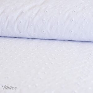 Batist in Weiss mit Lochstickerei, aufgerollte Ware mit Stickmuster