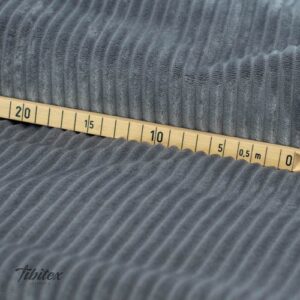 Pile effetto righe grigio, tessuto con metro pieghevole appoggiato, larghezza delle costine visibile