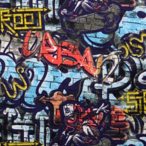 French Terry con stampa graffiti in blu, giallo e rosso su fondo scuro, tessuto disteso