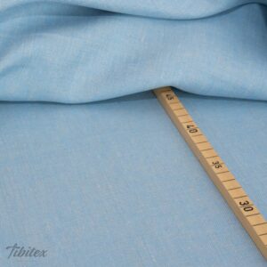 Toile de jean en lin et chanvre bleu clair, avec mètre pliant posé pour l'échelle