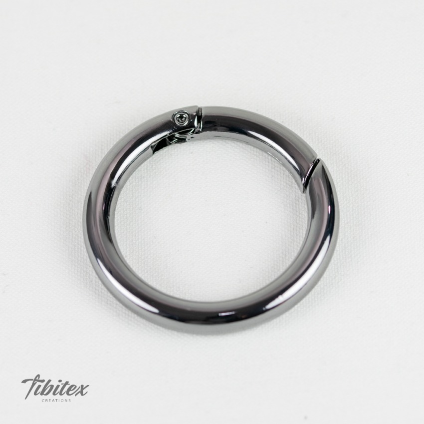 Ringkarabiner 34 mm in silberschwarz, Freisteller